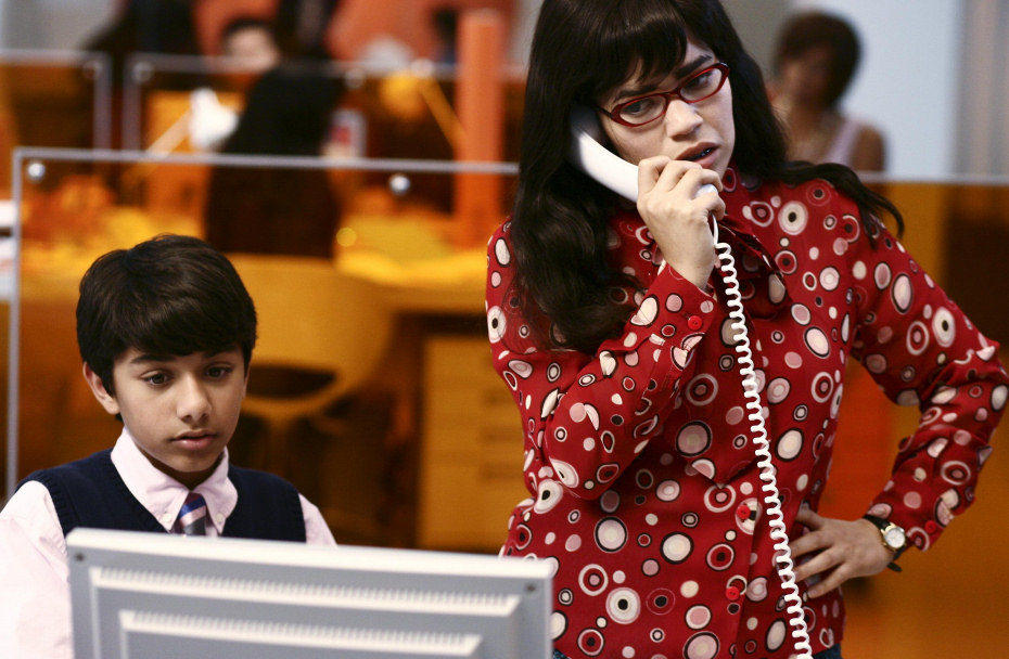 La actriz America Ferrera habla por teléfono en 'Ugly Betty'