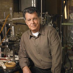 John Noble como el Dr. Walter Bishop en 'Fringe'
