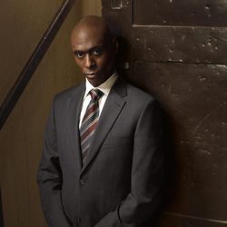 Lance Reddick como Phillip Broyles en 'Fringe'