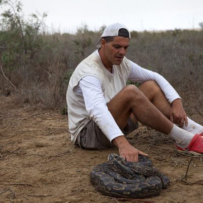 Frank Cuesta con un serpiente en 'Wild Frank'