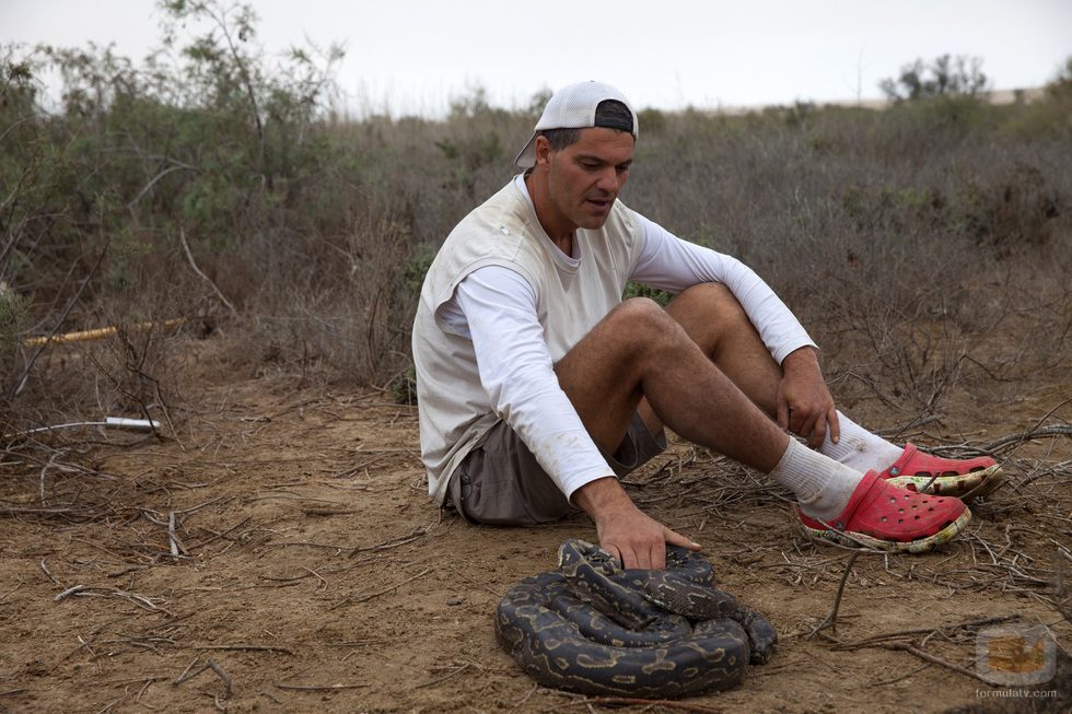 Frank Cuesta con un serpiente en 'Wild Frank'