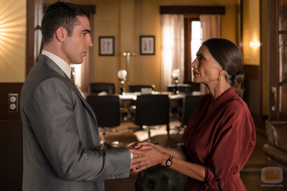 Miguel Ángel Silvestre y Ángela Molina en 2x03 de 'Velvet'