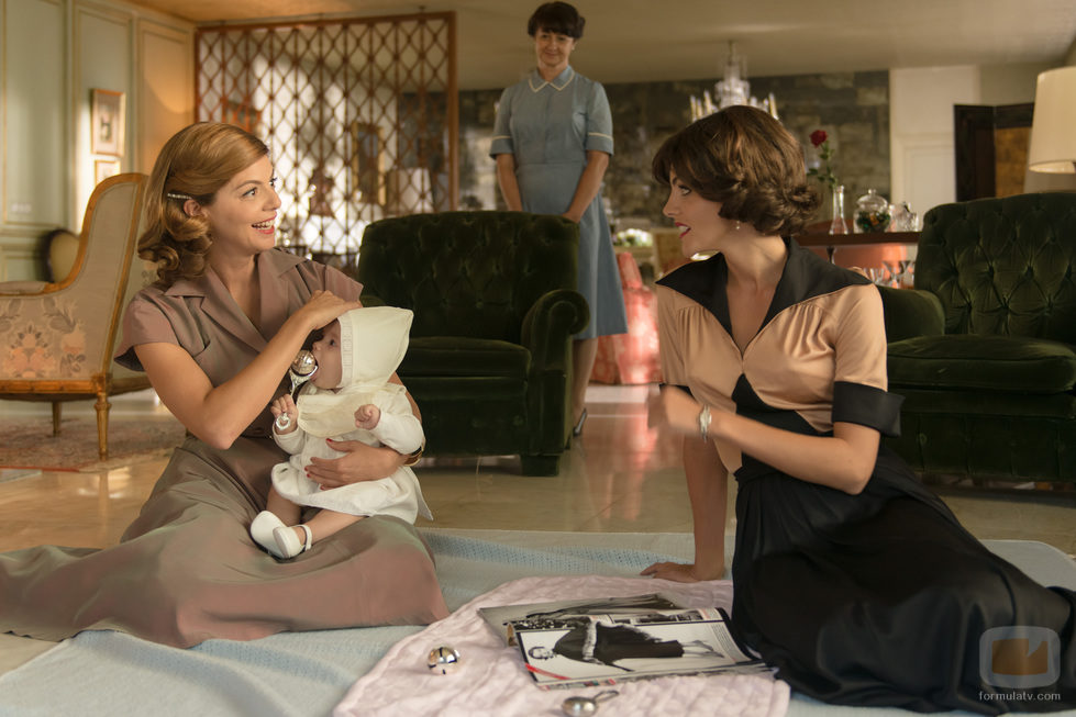 Amaia Salamanca y Manuela Velasco en el 2x03 de 'Velvet'