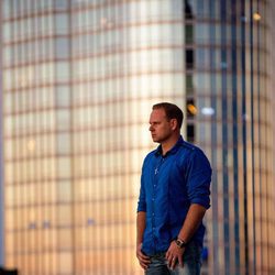 Nik Wallenda en lo alto de un edificio en Chicago