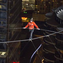 Nik Wallenda cruzando el cielo de Chicago sobre un alambre