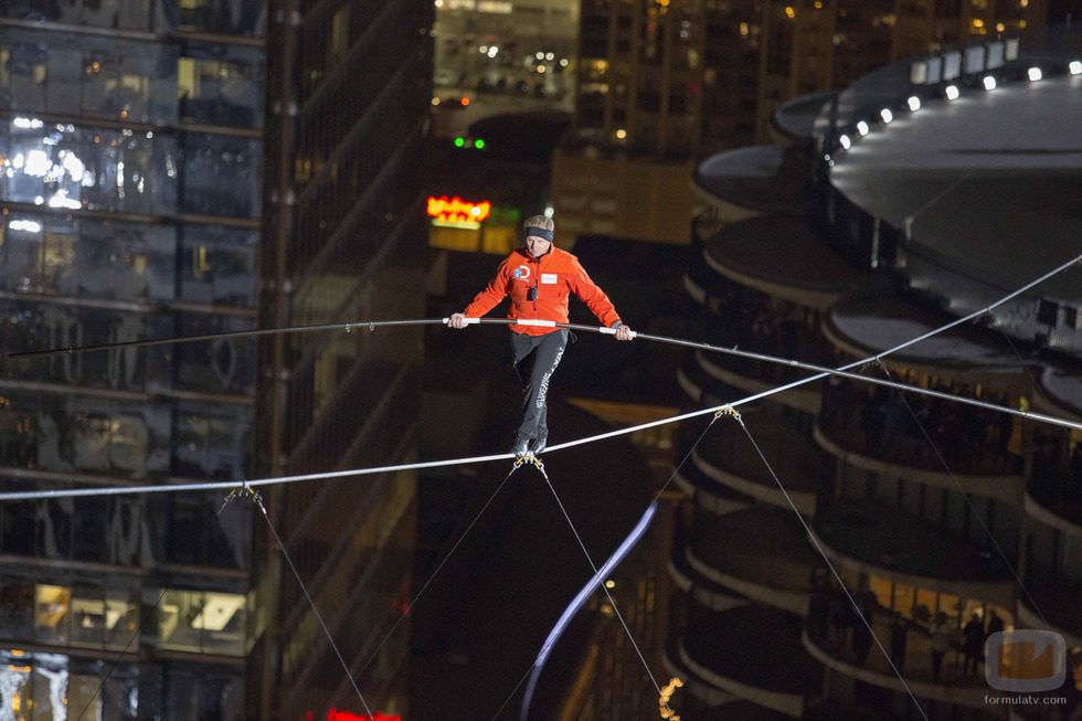 Nik Wallenda cruzando el cielo de Chicago sobre un alambre