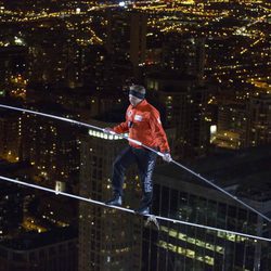 Nik Wallenda cruza desde la torre oeste del Marina City hasta la torre este
