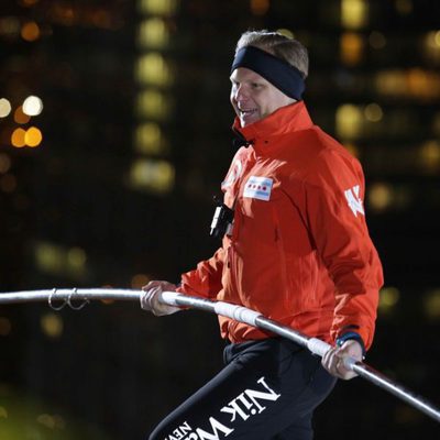 Nik Wallenda sonríe al cruzar el cielo de Chicago