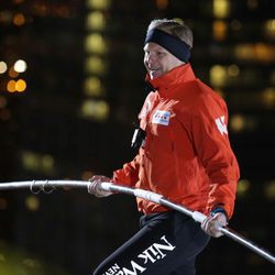Nik Wallenda sonríe al cruzar el cielo de Chicago