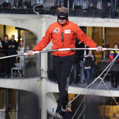 Nik Wallenda cruzando el cielo de Chicago con los ojos vendados