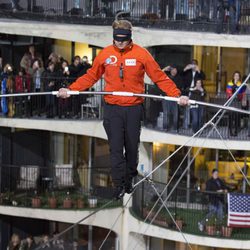 Nik Wallenda comienza su reto desde la torre oeste del Marina City