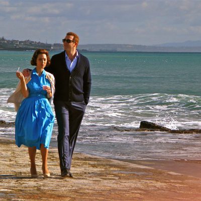Fernando Gil y Cristina Brondo pasean por la playa en 'El rey'