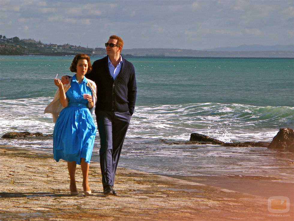 Fernando Gil y Cristina Brondo pasean por la playa en 'El rey'