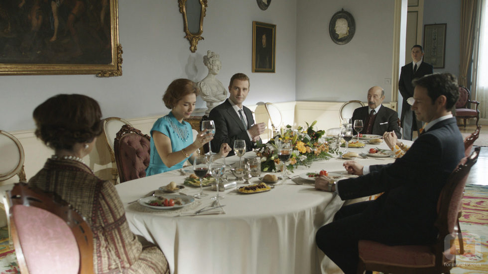 Sofía y Juan Carlos comen con Franco en 'El rey'