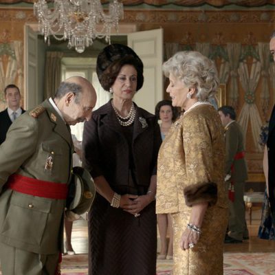 Franco saluda a la Familia Real en 'El rey'