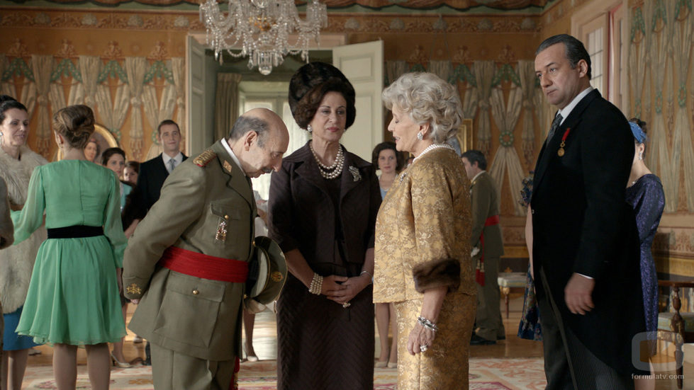 Franco saluda a la Familia Real en 'El rey'