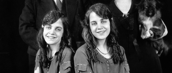 Las siamesas Violet y Daisy Hilton en 1927