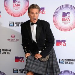 David Hasselhoff luce una falda escocesa en la alfombra roja de los MTV EMA 2014