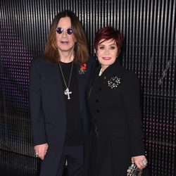 Ozzy Osbourne posa junto a Sharon Osbourne en la alfombra roja de los MTV EMA 2014