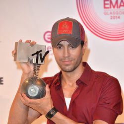 Enrique Iglesias muestra su premio MTV EMA 2014