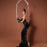 Kim Kardashian sostiene una copa con su trasero mientras descorcha una botella de champán