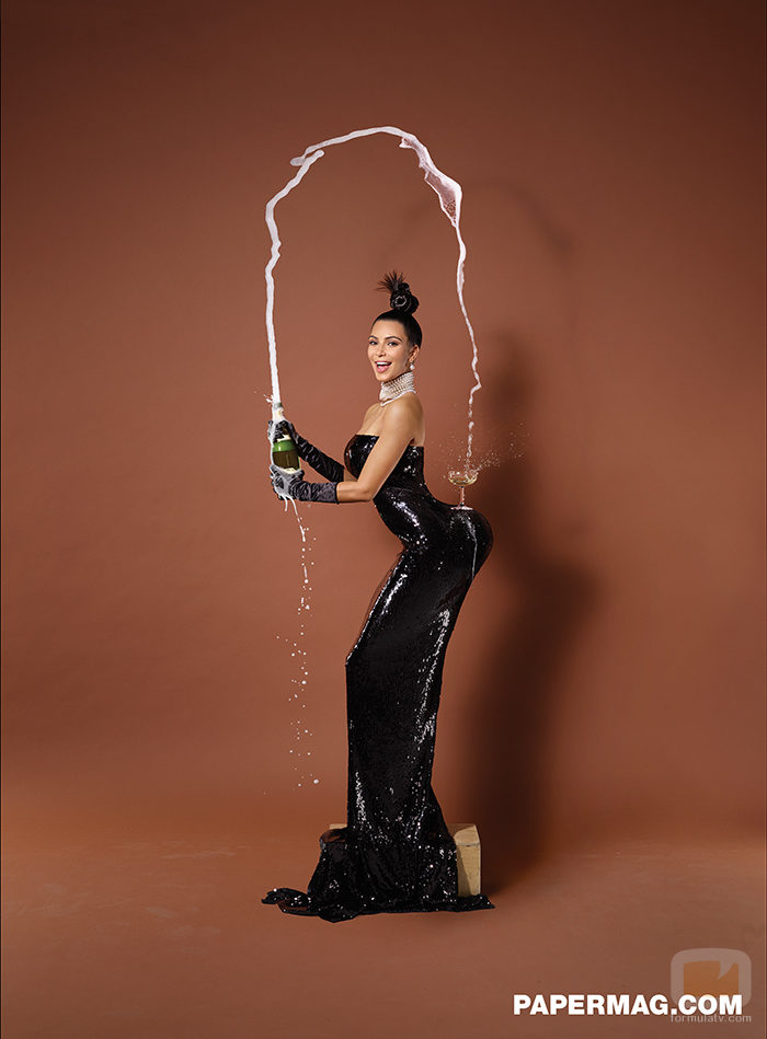 Kim Kardashian sostiene una copa con su trasero mientras descorcha una botella de champán