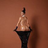 Kim Kardashian enseña el culo mientras se desnuda