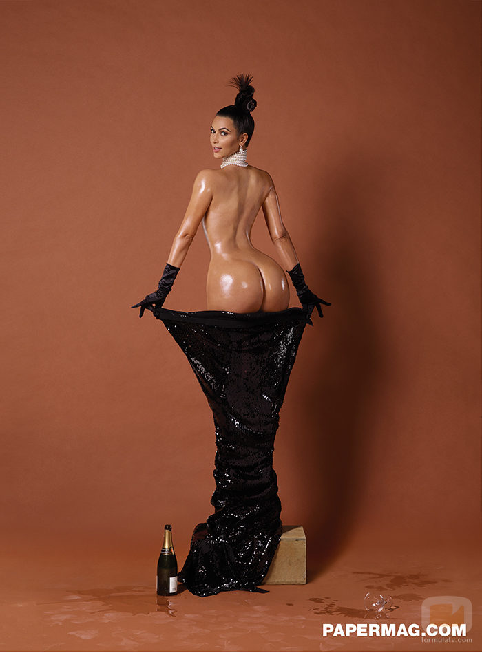 Kim Kardashian enseña el culo mientras se desnuda