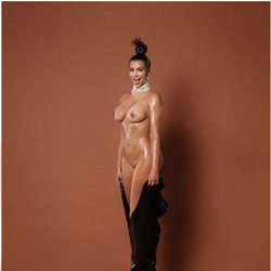 Kim Kardashian protagoniza un desnudo integral en la revista Paper