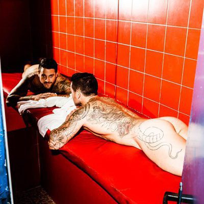 Pascual Fernández ('Un príncipe para Corina') desnudo, presume de trasero en una sauna gay