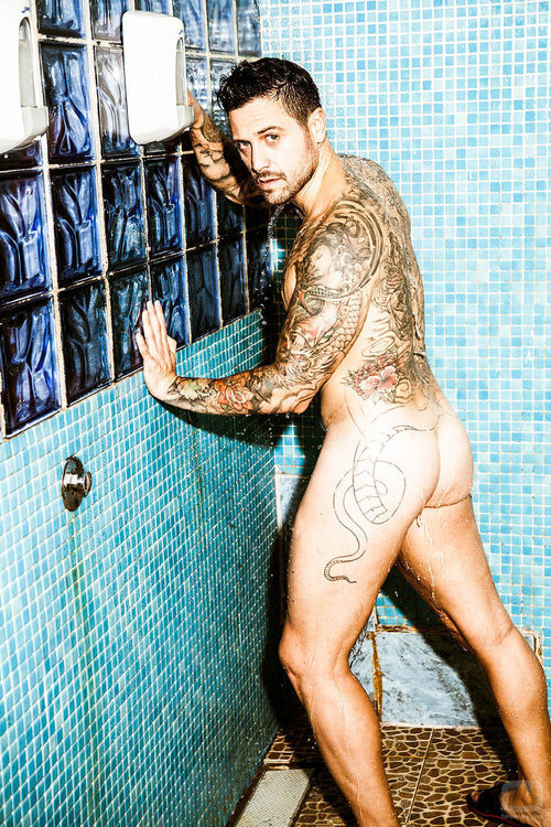Pascual Fernández ('Supervivientes') toma una ducha desnudo en una sauna gay