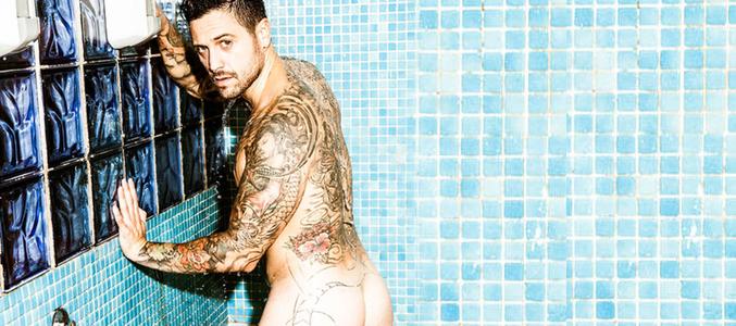 Pascual Fernández ('Supervivientes') toma una ducha desnudo en una sauna gay