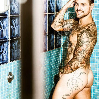 Pascual Fernández ('Un príncipe para Corina') desnudo, toma una ducha en una sauna gay