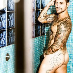 Pascual Fernández ('Un príncipe para Corina') desnudo, toma una ducha en una sauna gay