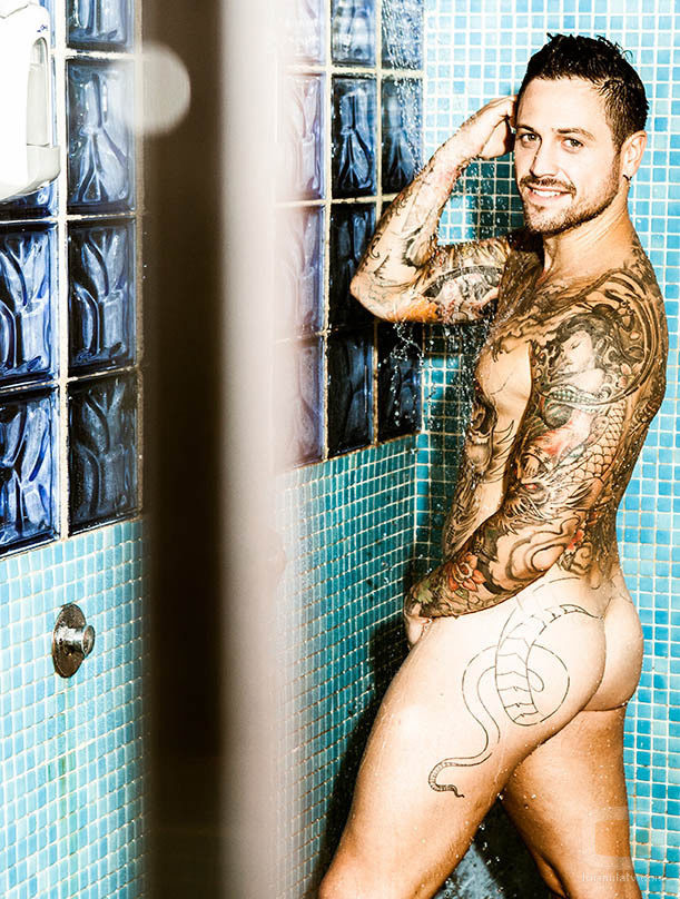 Pascual Fernández ('Un príncipe para Corina') desnudo, toma una ducha en una sauna gay
