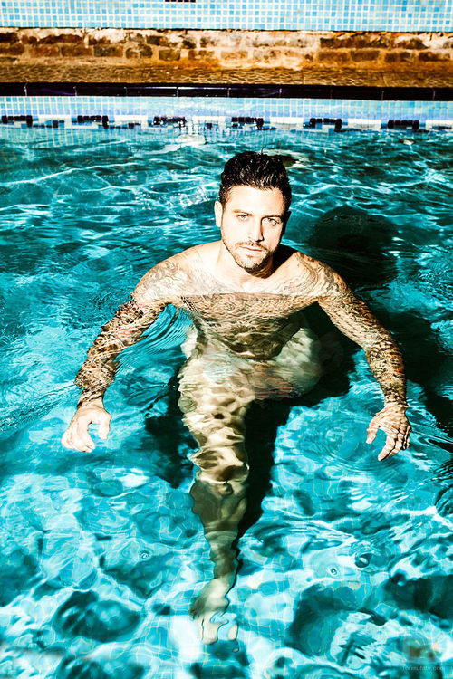 Pascual Fernández se baña desnudo en una sauna gay