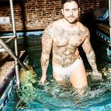 Pascual Fernández emerge del agua en calzoncillos tras darse un baño