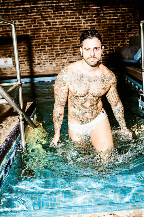 Pascual Fernández emerge del agua en calzoncillos tras darse un baño