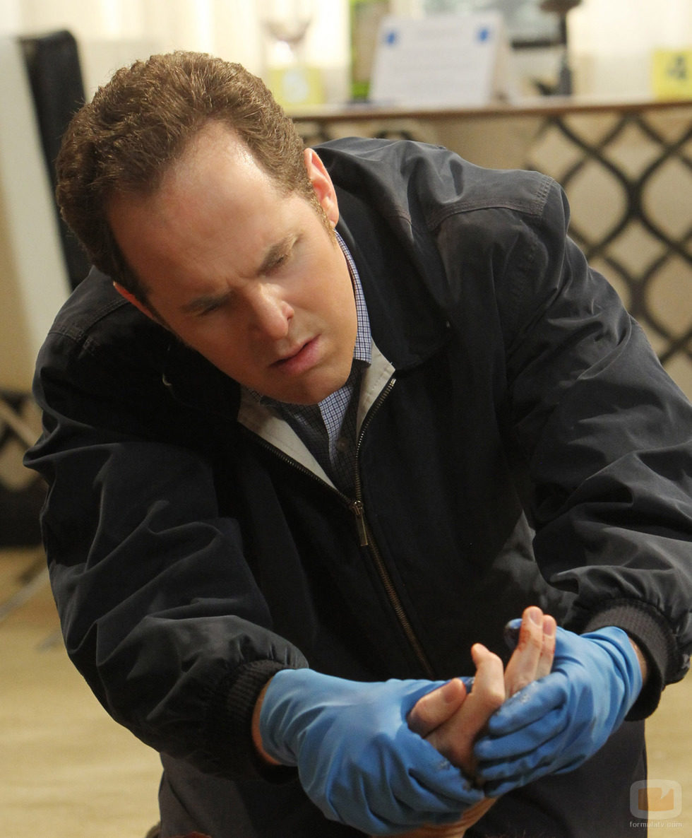El forense analiza la mano del cuerpo encontrado en 'CSI: Las Vegas'
