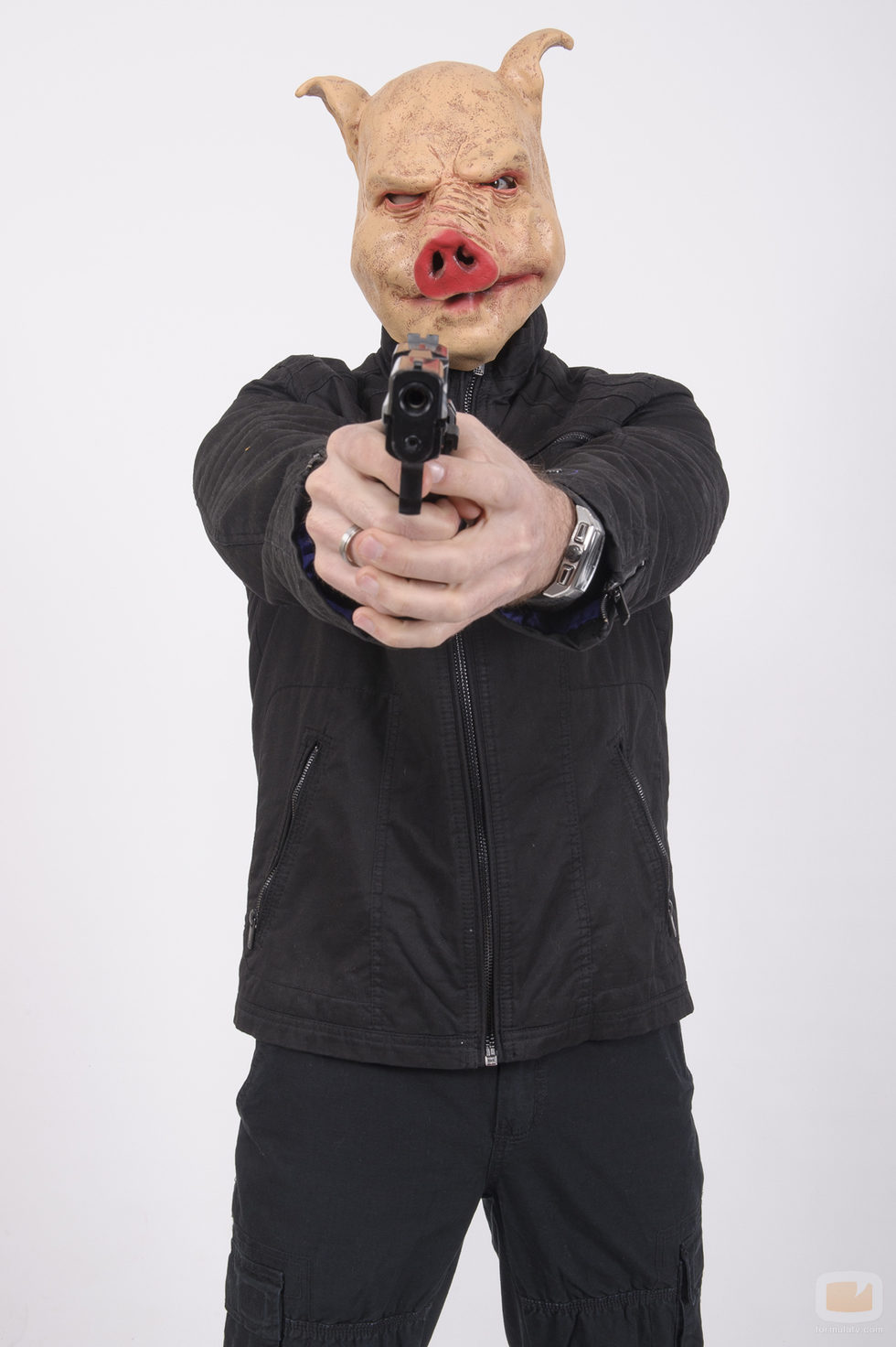 Antonio Gil posando con careta de cerdo