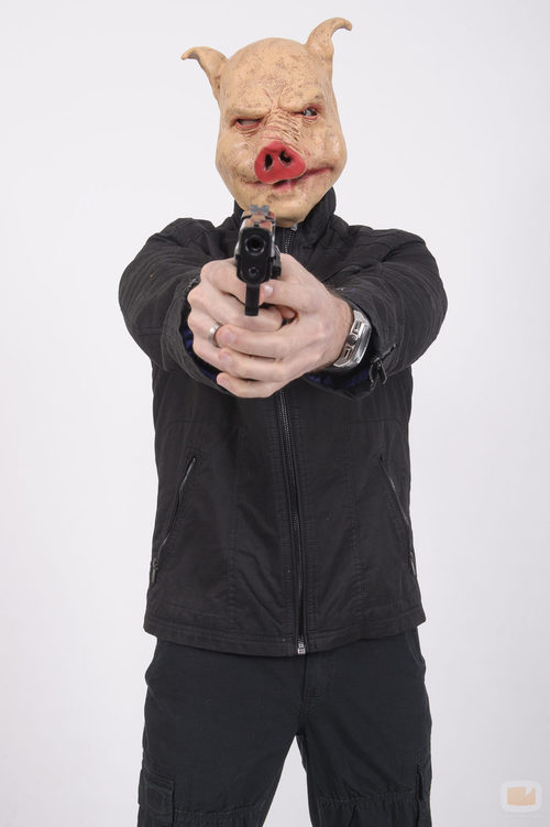 Antonio Gil posando con careta de cerdo
