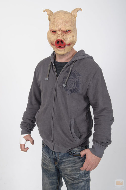 Arturo Valls posando con careta de cerdo