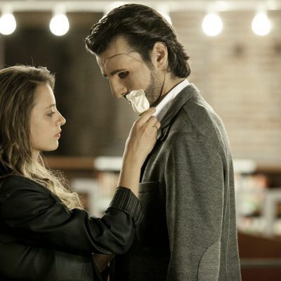 Michelle Jenner y Aitor Luna en La Bella y La Bestia