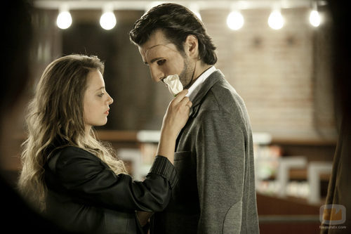 Michelle Jenner y Aitor Luna en La Bella y La Bestia 