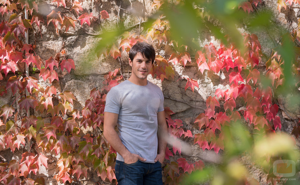 Alejo Sauras es Santi en 'Algo que celebrar'