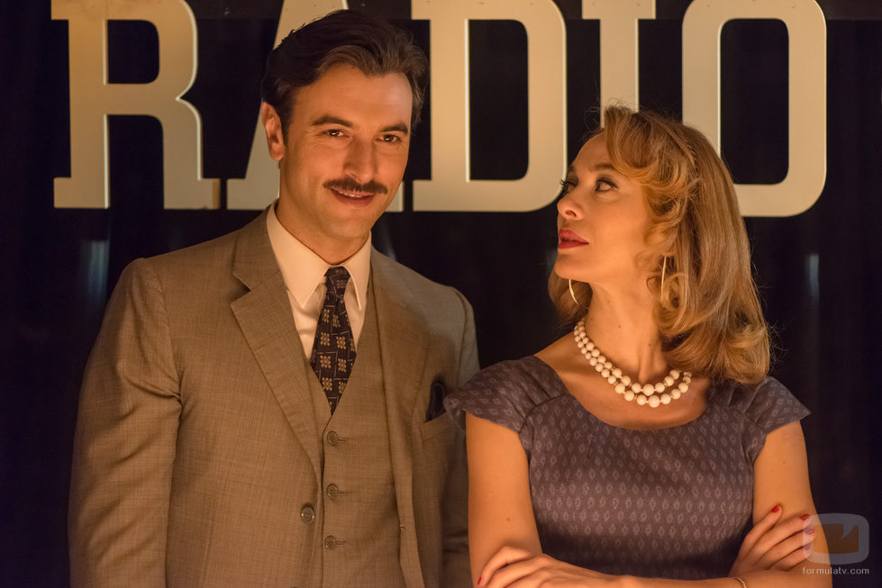 Clara mira a Mateo en el concurso de la radio en 'Velvet'