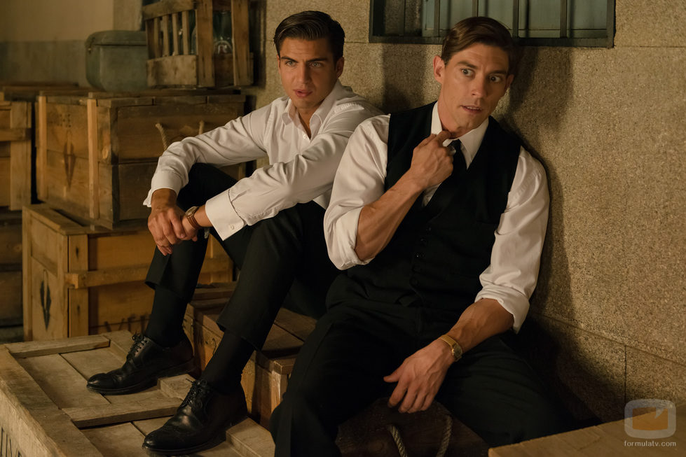 Pedro y Max hablan de sus cosas en 'Velvet'