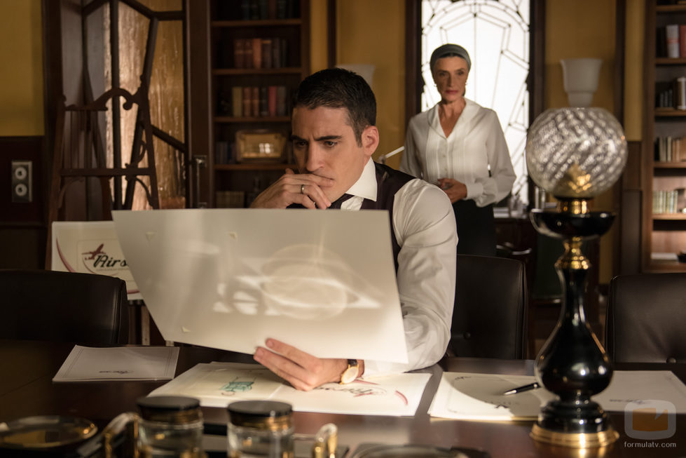 Alberto observa los bocetos de los diseños en 'Velvet'
