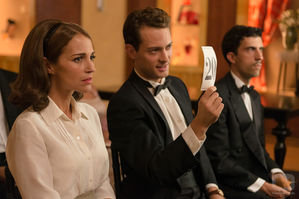 Ana y Carlos van a una subasta en 'Velvet'