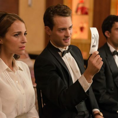 Ana y Carlos van a una subasta en 'Velvet'